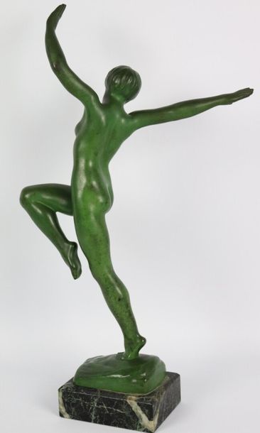 null RETO.

Danseuse nue.

Statue en régule à patine verte.

Signée sur la terrasse,...