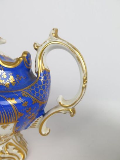 null PARIS.

Service à thé en porcelaine polychrome et or à décor floral de forme...