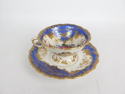 null PARIS.

Service à thé en porcelaine polychrome et or à décor floral de forme...