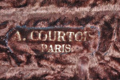 null Antoine COURTOIS PARIS.

Trompette en laiton dans son coffret.

H_46 cm, marque...