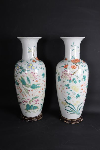 null CHINE.

Paire de vases balustres en porcelaine et émaux de la Famille Rose à...