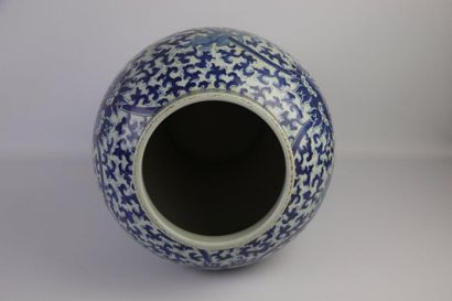 null CHINE.

Grande potiche couverte en porcelaine à décor en bleu et blanc de fleurs...