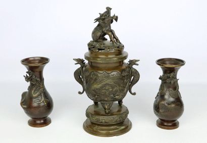 null JAPON, époque Meiji.

Paire de vases et brûle-parfum en bronze à patine brune...