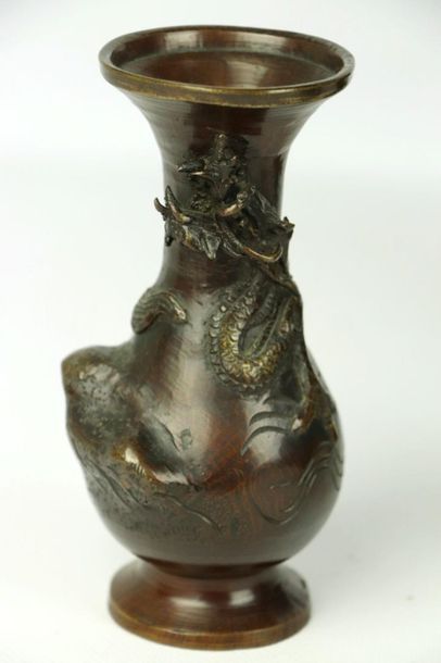 null JAPON, époque Meiji.

Paire de vases et brûle-parfum en bronze à patine brune...
