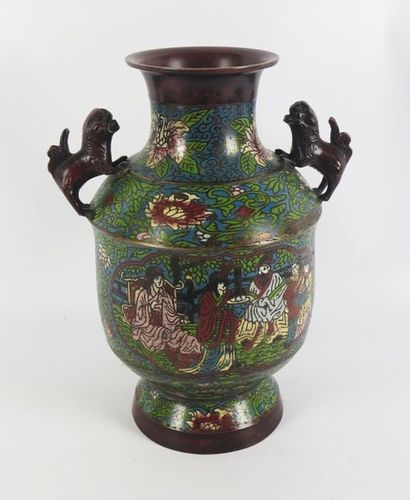 null JAPON.

Paire de vases en bronze à décor d'émaux champlevés.

Fin du XIXème...