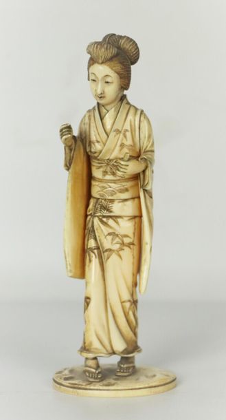 null JAPON.

Femme portant un kimono.

Ivoire, vers 1900.

H_21cm

