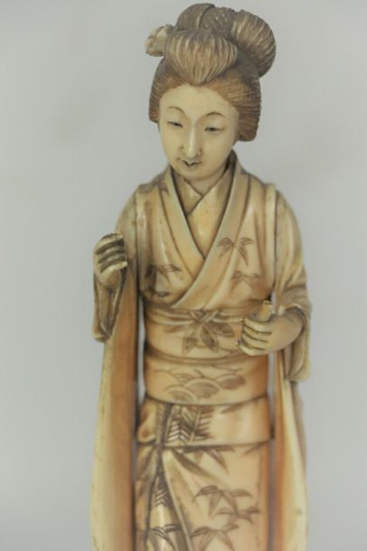 null JAPON.

Femme portant un kimono.

Ivoire, vers 1900.

H_21cm

