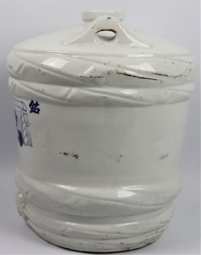 null JAPON.

Fontaine à saké en porcelaine blanche à décor bi face.

H_37 cm D_31...