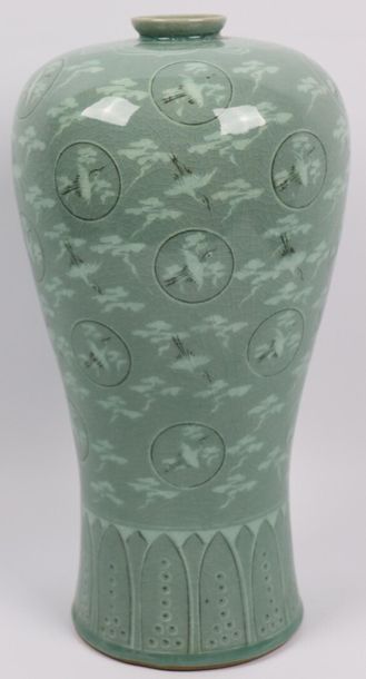 null COREE.

Vase en porcelaine céladon.

Marque au revers.

H_ 31 cm, égrenure au...