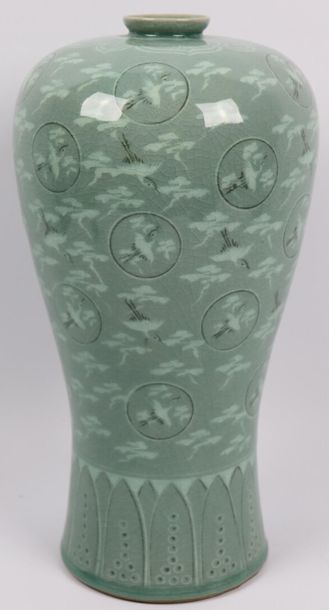 null COREE.

Vase en porcelaine céladon.

Marque au revers.

H_ 31 cm, égrenure au...
