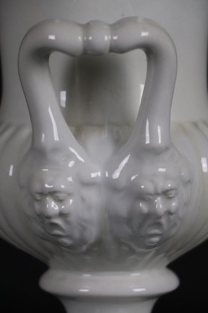 null ITALIE.

Vase Medicis en faience émaillée blanc.

H_30.5 cm L_21 cm