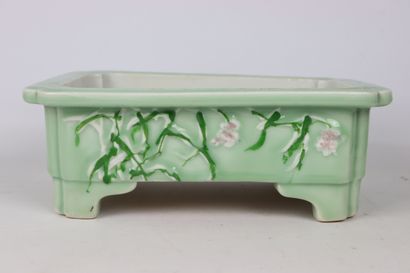 null JAPON.

Jardinière en porcelaine à décor floral sur fond céladon.

Vers 1900.

H_12...
