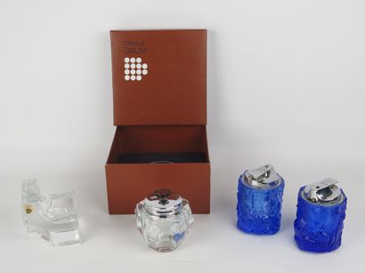 null DAUM France.

Deux briquets de table en cristal bleu, un briquet de table, modèle...