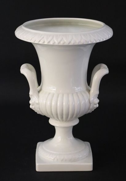 null ITALIE.

Vase Medicis en faience émaillée blanc.

H_30.5 cm L_21 cm