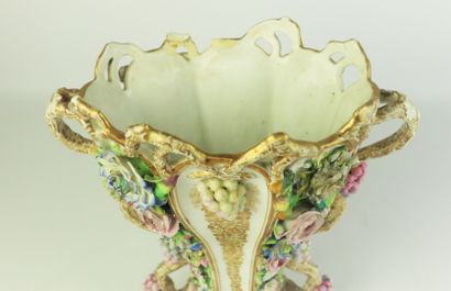 null PARIS, Jacob Petit.

Vase en porcelaine partiellement ajourée à décor en relief...