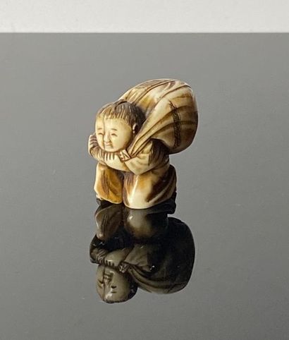 null JAPON.

Netsuke en ivoire sculpté figurant un enfant tenant un sac de richesses.

Début...