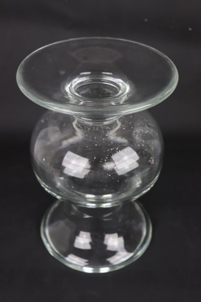 null Vase sur piédouche en cristal.

H_26,3 cm D_16,5 cm
