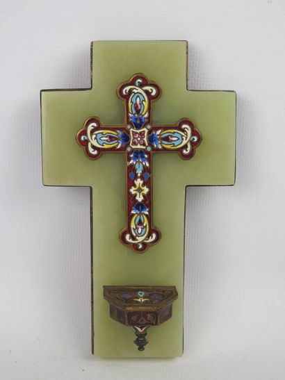 null Crucifix formant bénitier en émaux cloisonnés, sur fond de croix en onyx.

Vers...