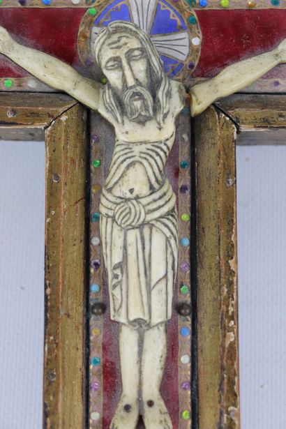 null Christ en os, sur une croix en bois et émaux polychromes.

Travail de style...