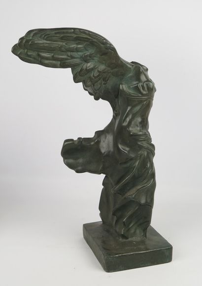 null D'après l'antique. La Victoire de Samothrace.

Statue en régule à patine verte,...