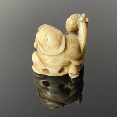 null JAPON.

Netsuke en ivoire sculpté figurant Hotei avec un serpent.

Première...