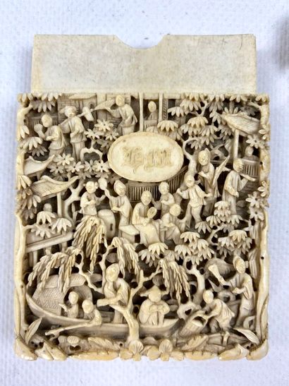 null CHINE, Canton.

Etui à cartes en ivoire sculpté à décor d'une riche assemblée...