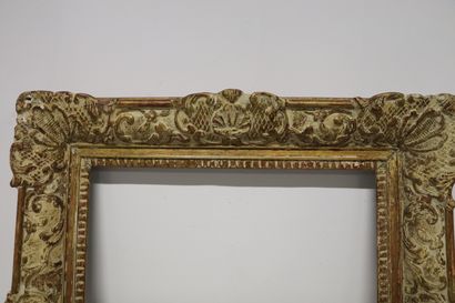 null Cadre en bois et stuc doré patiné.

Style Louis XIV.

H_63 cm L_55 cm.

H_47,8...