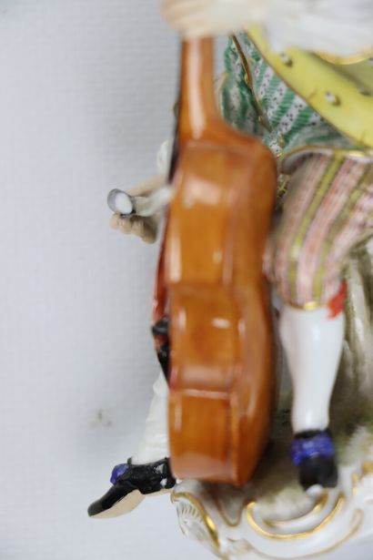 null MEISSEN.

Le violoncelliste.

Statuette en porcelaine polychrome.

H_12 cm,...