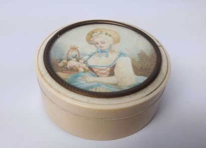 null Boîte ronde en ivoire ornée d'une miniature figurant une jeune fille au panier...