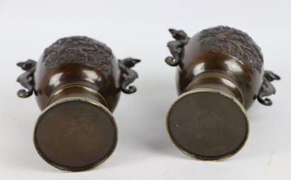 null JAPON, époque Meiji.

Paire de vases couverts en bronze à patine brune 

H_21,5...