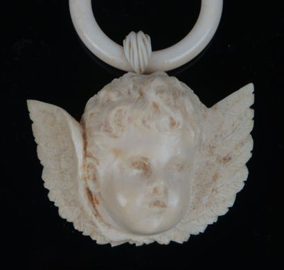 null Ange de berceau et anneau de suspension en ivoire.

Fin du XIXème siècle.

H_8,7...