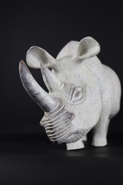 null Rhinoceros en bois exotique sculpté et patiné blanc.

H_27.5 cm L_63.5 cm.

Accidents...