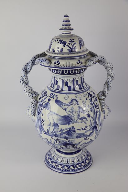 null MALICORNE.

Vase de monstre en faience à décor en camaïeu bleu .

H_46.5 cm