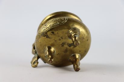 null CHINE.

Brûle-parfum en bronze, l'anse formée d'une chimère.

XIXème siècle.

L_10...