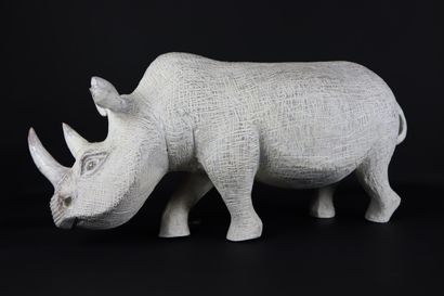 null Rhinoceros en bois exotique sculpté et patiné blanc.

H_27.5 cm L_63.5 cm.

Accidents...