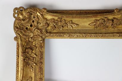 null Cadre en bois et stuc doré.

Style Louis XV.

H_63 cm L_73 cm.

H_47,5 cm L_57...