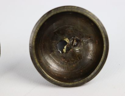 null JAPON, époque Meiji.

Paire de vases couverts en bronze à patine brune 

H_21,5...