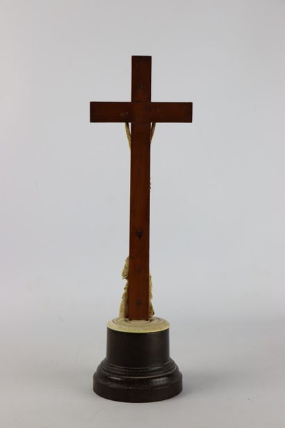 null Calvaire en ivoire, sur une base en bois.

Le Christ est présenté sur la croix,...