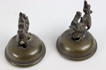 null JAPON, époque Meiji.

Paire de vases couverts en bronze à patine brune 

H_21,5...