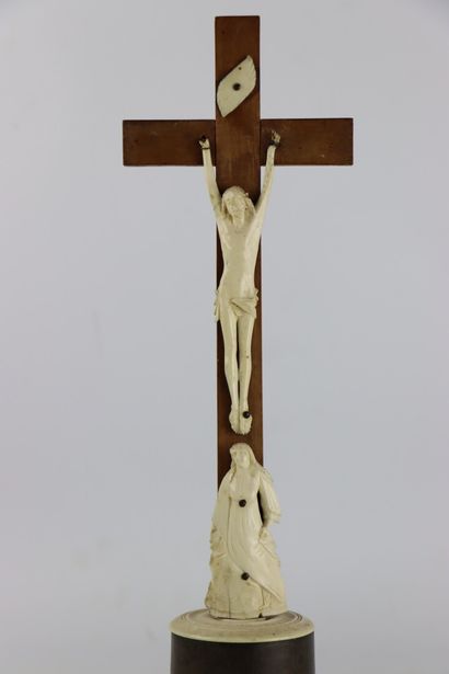 null Calvaire en ivoire, sur une base en bois.

Le Christ est présenté sur la croix,...