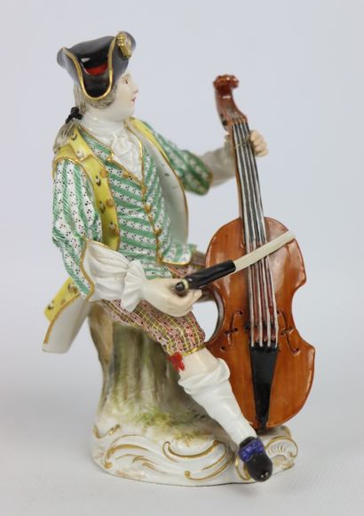 null MEISSEN.

Le violoncelliste.

Statuette en porcelaine polychrome.

H_12 cm,...