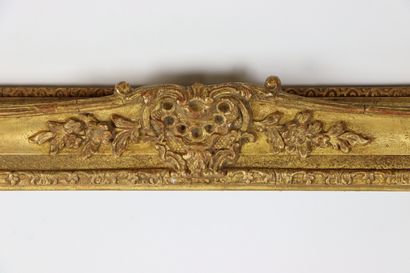 null Cadre en bois et stuc doré.

Style Louis XV.

H_63 cm L_73 cm.

H_47,5 cm L_57...