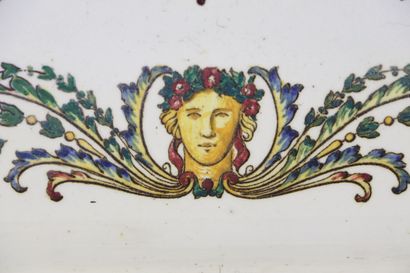 null GIEN.

Banette en faience à décor Louis XVI.

L_33,5 cm