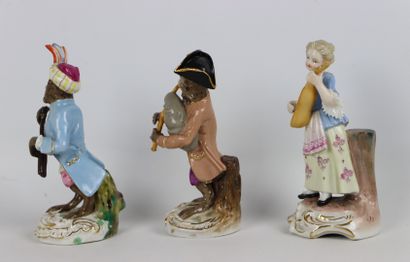 null ALLEMAGNE.

Trois statuettes en porcelaine polychrome figurant des singes musiciens...