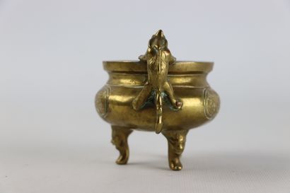 null CHINE.

Brûle-parfum en bronze, l'anse formée d'une chimère.

XIXème siècle.

L_10...