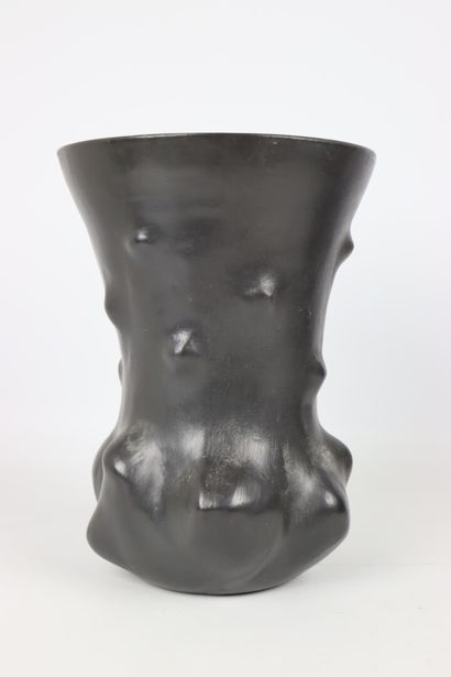 null Travail français des années 1950.

Vase en céramique à engobe noire, l'intérieur...
