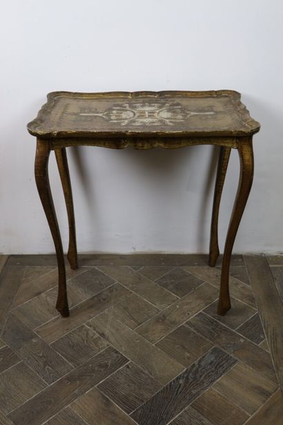 null Suite de trois tables gigogne en bois doré italien

H_58 cm L_55.5 cm P_35 cm....