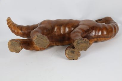 null Sculpture en bois exotique figurant un diplodocus.

H_49 cm L_75 cm