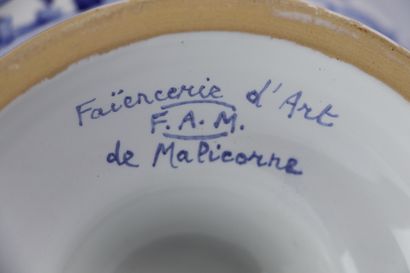 null MALICORNE.

Vase de monstre en faience à décor en camaïeu bleu .

H_46.5 cm