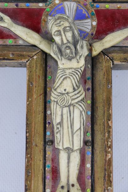 null Christ en os, sur une croix en bois et émaux polychromes.

Travail de style...